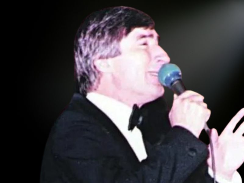 Toma Zdravković na crnoj pozadini
